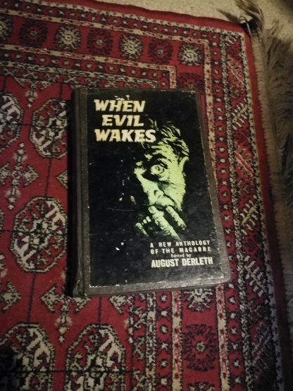 Derleth, August (ed). WHEN EVIL WAKES: A NEW ANTHOLOGY OF THE MACABRE. London: Souvenir Press, 1963. 1st ed. (ex-library) - Image 4